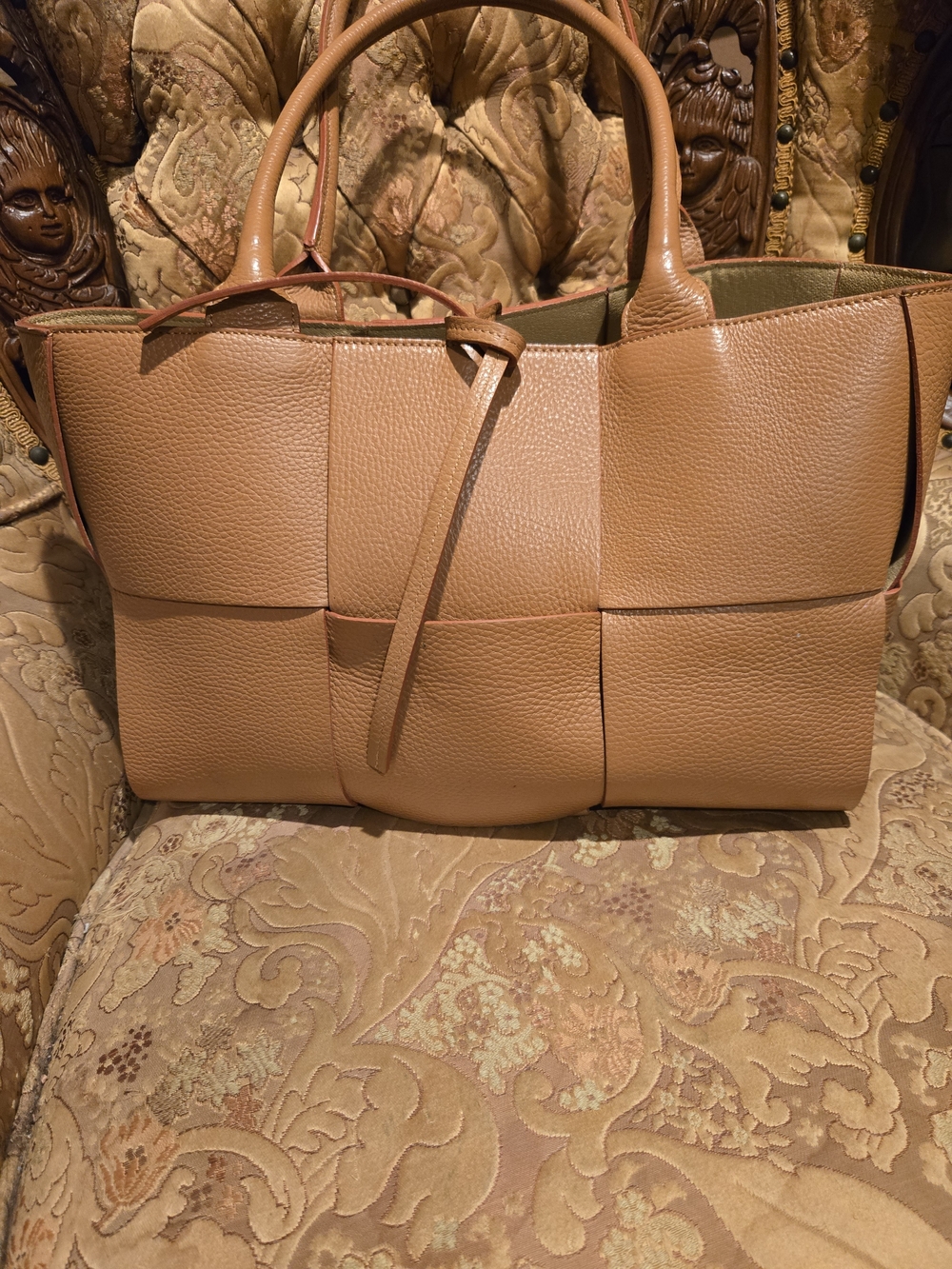 Women's Large Woven Leather Tote Handbag in Tan. Woven macro intrecciato design.